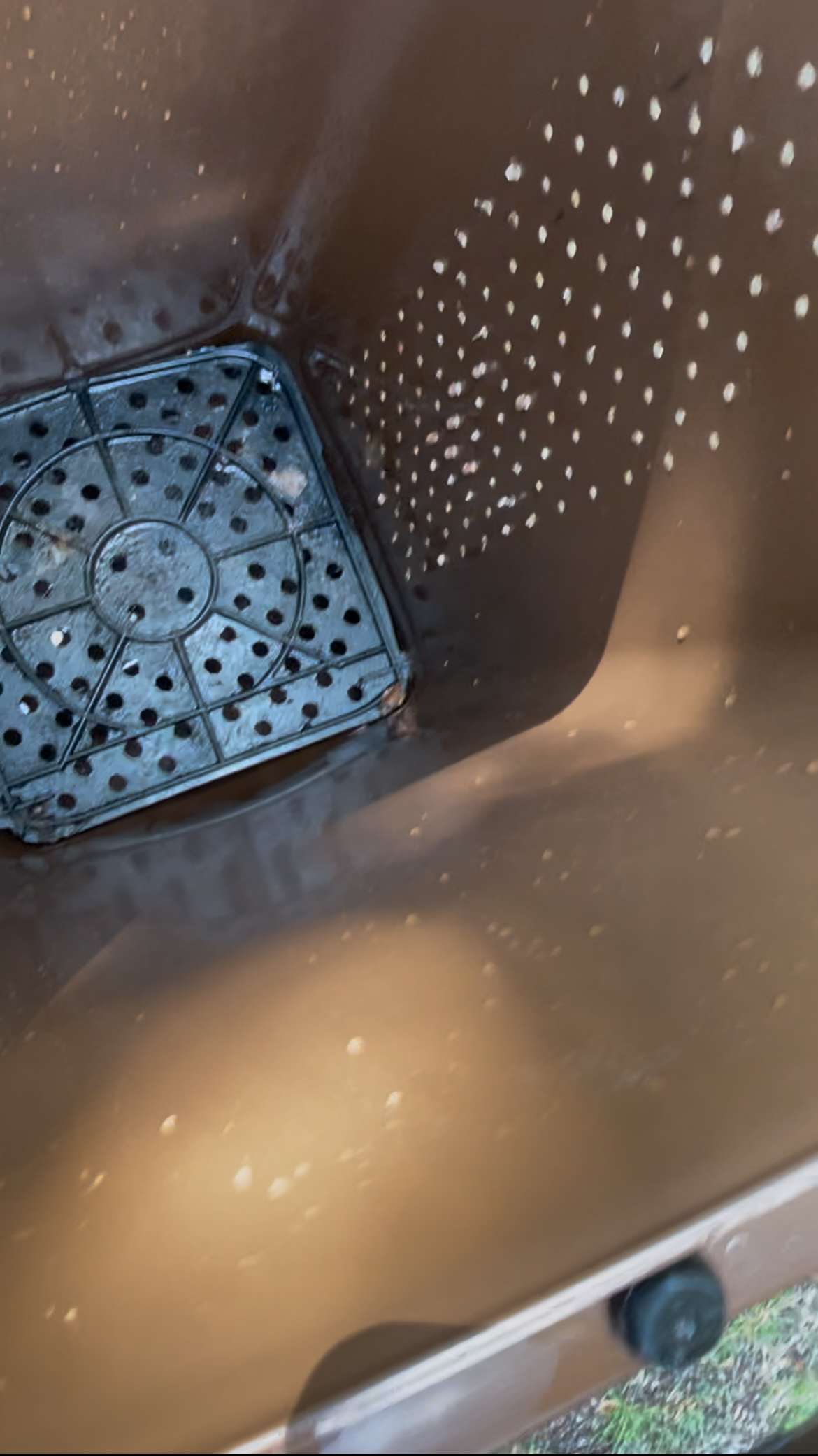 Smutsig soptunna före rengöring