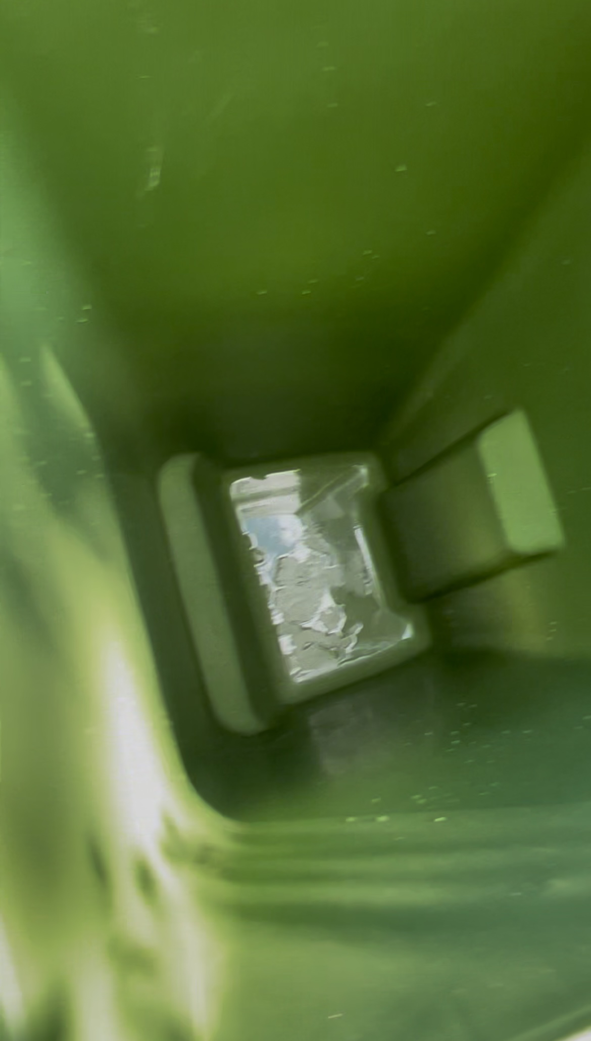 Smutsig soptunna före rengöring