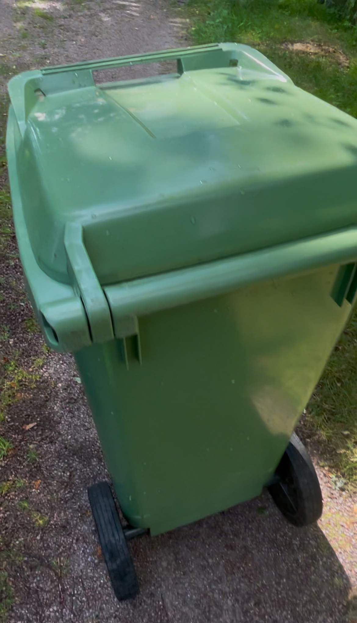 Smutsig soptunna före rengöring