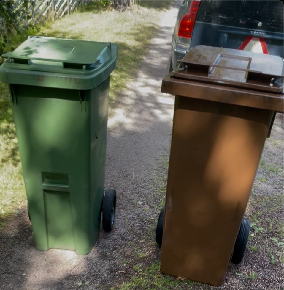 Smutsig soptunna före rengöring